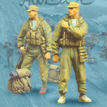 Фигурка из неокрашенной смолы в масштабе 1/35 Советские солдаты 2 фигурки