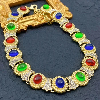 Ожерелье из цветной глазури яркого, контрастного цвета и универсальное.